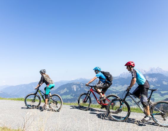 Radeln mit herrlicher Aussicht auf die Alpen Entdecke die Alpen in Tirol auf deinem Mountainbike im Sommerurlaub in Österreich. Checke ein im Explorer Hotel Kitzbühel in St. Johann - Design-Zimmer, Frühstück, Sport Spa und Bike-Waschplatz inklusive.