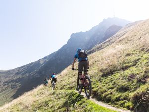 Erkunde die Tiroler Alpen auf deinem Bike, im Explorer Hotel Kitzbühel in St. Johann. Hier findest du MTB-Trails und kannst die herrliche Aussicht auf die Berge in Österreich genießen.