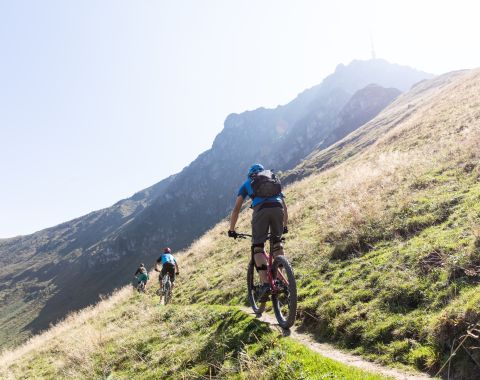 Mountain biking through the Alps Explore the Tyrolean Alps by bike at the Explorer Hotel Kitzbühel in St. Johann. Here you'll find mountain bike trails and can enjoy magnificent views of the Austrian mountains.