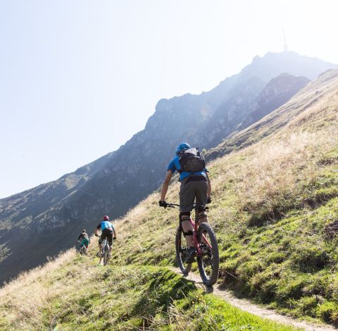 VTT dans les Alpes Partez à la découverte des Alpes tyroliennes à vélo depuis l'Explorer Hotel Kitzbühel à St. Johann. Vous y trouverez des sentiers VTT et pourrez admirer les magnifiques panoramas montagneux autrichiens.