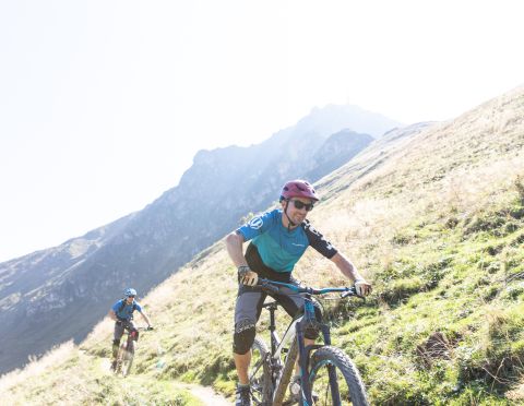 Una vacanza estiva in famiglia in bicicletta sulle Alpi di Kitzbühel, in Austria. In mountain bike o e-bike intorno all'Explorer Hotel di St. Johann in Tirol.