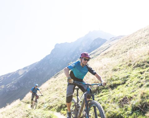 Cyklistika na rodinné letní dovolené v Kitzbühelských Alpách v Rakousku. Jízda na horském kole nebo elektrokole v okolí hotelu Explorer v St. Johann in Tirol.