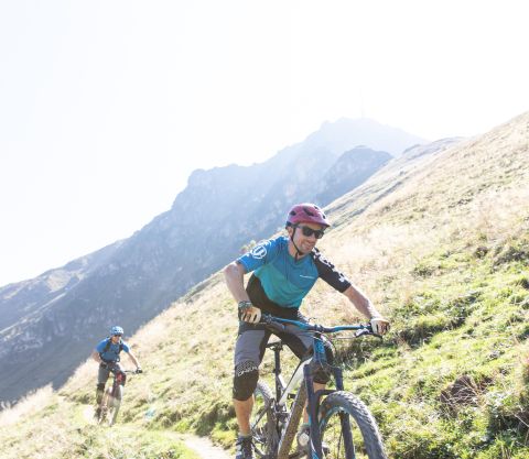 Balade à vélo en famille pendant des vacances d'été dans les Alpes de Kitzbühel, en Autriche. Exploration des environs de l'hôtel Explorer à St. Johann in Tirol en VTT ou vélo électrique.