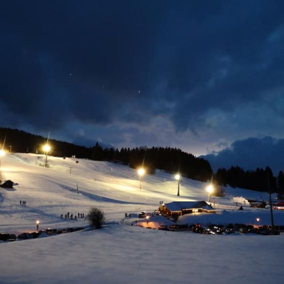 Skiing at night in Nesselwang