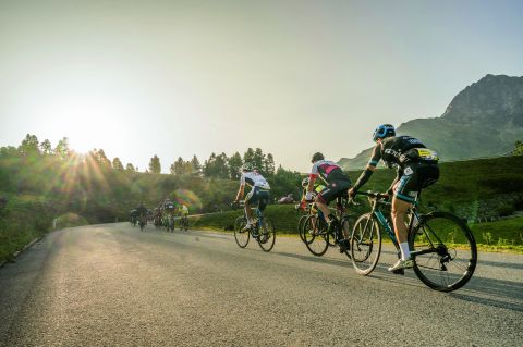 Ostatnie promienie słońca podczas jazdy na rowerze, zdjęcie: Lukas Ennemoser