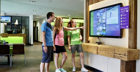Interessante Infos findest Du an unserer Wall im Explorer Hotel