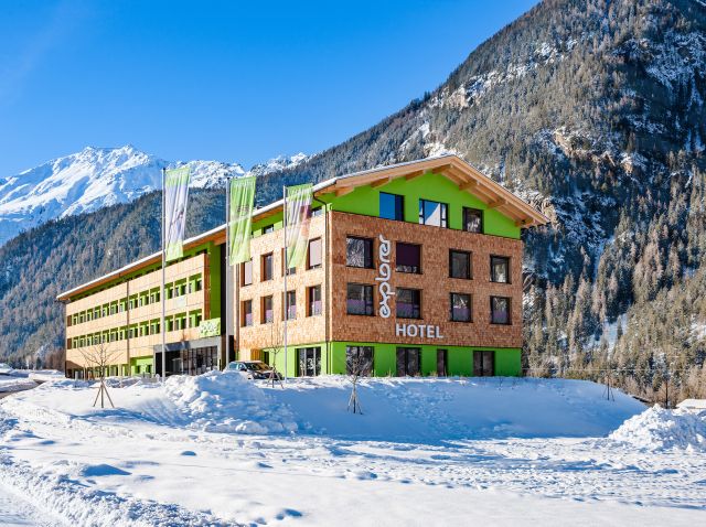 Hotel Explorer w Ötztal Nowy Explorer Hotel oferujący 100 pokoi, spa sportowe i trasę narciarską/rowerową położony jest w Umhausen, w sercu doliny Ötztal.