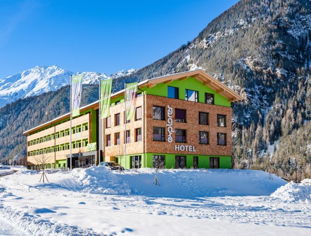 Le nouvel hôtel Explorer, qui compte 100 chambres, un spa sportif et un domaine skiable/vélo, est situé à Umhausen, au cœur de la vallée de l'Ötztal.