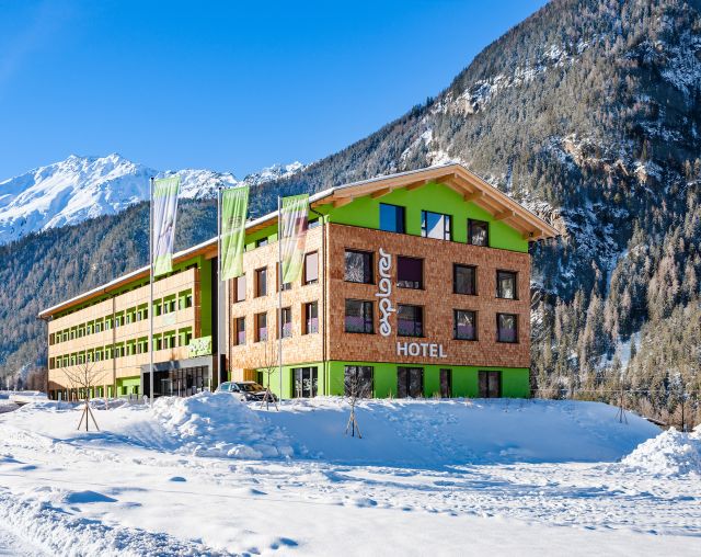 Il nuovo Explorer Hotel con 100 camere, un centro benessere sportivo e un'area per bici e sci si trova a Umhausen, nel cuore della valle Ötztal.
