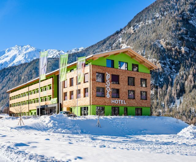 Le nouvel hôtel Explorer, qui compte 100 chambres, un spa sportif et un domaine skiable/vélo, est situé à Umhausen, au cœur de la vallée de l'Ötztal.