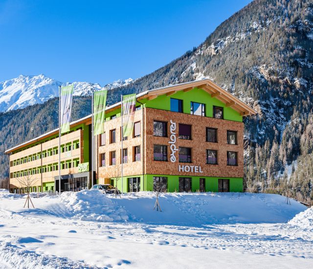 Le nouvel hôtel Explorer, qui compte 100 chambres, un spa sportif et un domaine skiable/vélo, est situé à Umhausen, au cœur de la vallée de l'Ötztal.