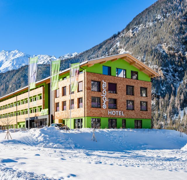 Il nuovo Explorer Hotel con 100 camere, un centro benessere sportivo e un'area per bici e sci si trova a Umhausen, nel cuore della valle Ötztal.