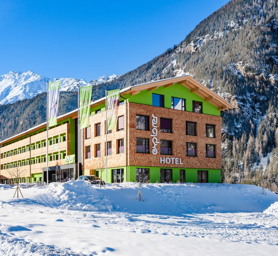 Il nuovo Explorer Hotel con 100 camere, un centro benessere sportivo e un'area per bici e sci si trova a Umhausen, nel cuore della valle Ötztal.