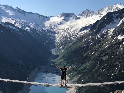 La vallée de Zillertal offre une multitude de possibilités. Le refuge Olpererhütte est une destination idéale pour la randonnée. Accessible uniquement à pied, il offre une vue imprenable sur le lac de Schlegeis, qui récompense largement l'effort.