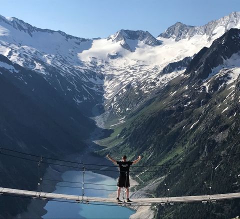 A Zillertal-völgy rengeteg lehetőséget kínál. Az Olperer menedékház remek túraútvonal. Csak gyalogosan közelíthető meg. A Schlegeis-víztározóra nyíló kilátás megéri a fáradságot.