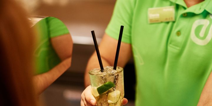 Leckere Cocktails gibt es jeden Abend an der Explorer Bar