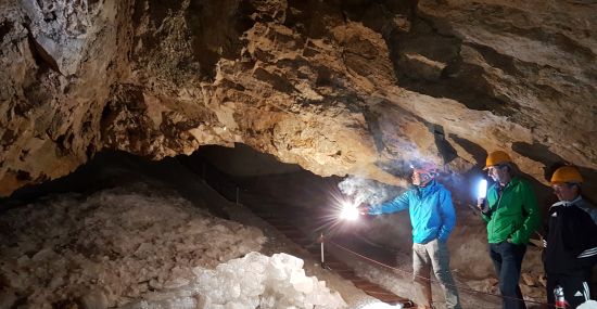 Die Höhle wird von den Gästen beleuchtet