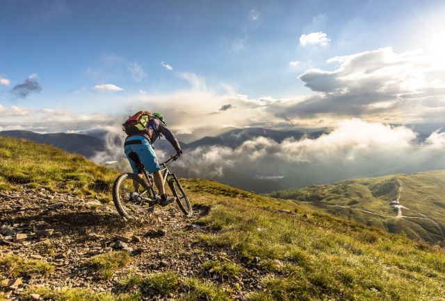 Scende dalla montagna a passo veloce