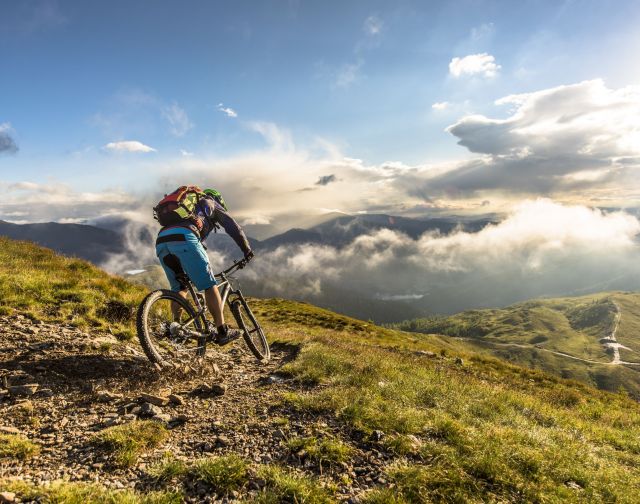 Gyors tempóban zuhan le a hegyről