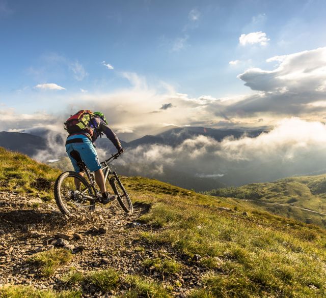 Nous dévalons la montagne à toute vitesse.