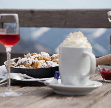 Die urigen Hütten laden zu Kaiserschmarrn und Schokolade ein