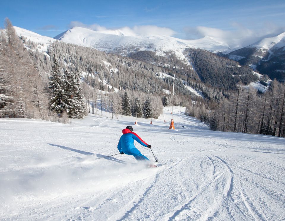 Skier à travers le paysage hivernal
