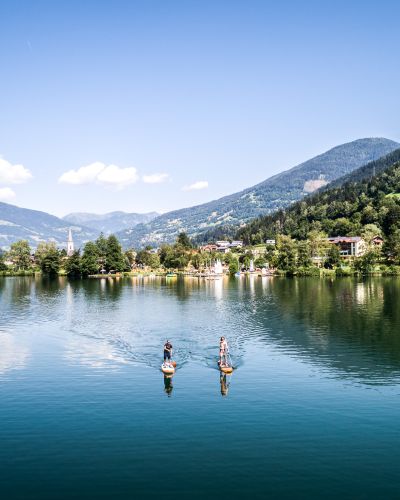 Wassersport umgeben von Bergen