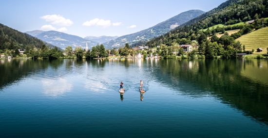 Wassersport umgeben von Bergen