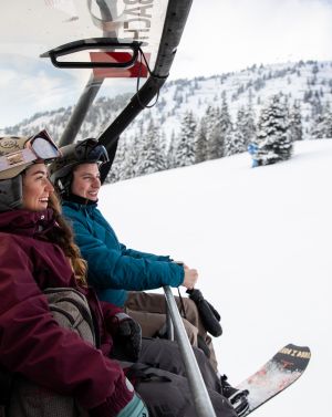 Snowboarder und Skifahrer werden in ihrem Skiurlaub in Tirol sicher auf den Berg befördert. Das Skigebiet Hochzillertal-Hochfügen ist bestens vorbereitet, sodass Du hier einen herrlichen Winter verbringen wirst.