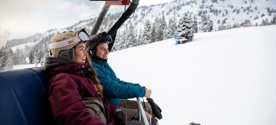 Snowboarder und Skifahrer werden in ihrem Skiurlaub in Tirol sicher auf den Berg befördert. Das Skigebiet Hochzillertal-Hochfügen ist bestens vorbereitet, sodass Du hier einen herrlichen Winter verbringen wirst.