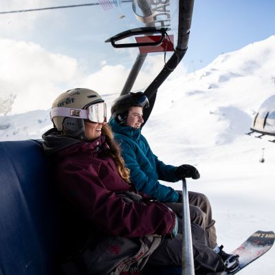 Moderne Skilifte und tolle Skipisten für Dich in Deinem Familienurlaub in den Bergen. Entdecke die besten Skigebiete in Deutschland und Österreich!