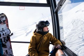 Bergfex mit der Gondel unterwegs im Skigebiet