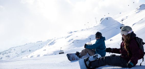 Kurze Pause beim Snowboarden in Tirol