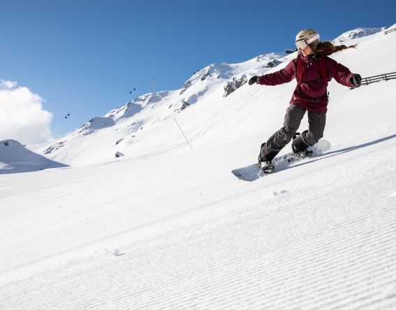 Snowboarderin in Aktion in den Zillertaler Alpen