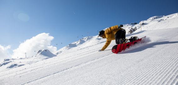 Im Zillertal zeigen Snowboarder ihr Können