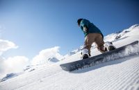 Mit dem Snowboard die Skipisten unsicher machen