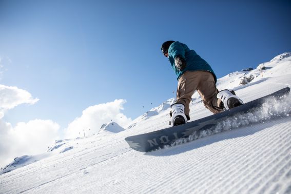Mit dem Snowboard die Skipisten unsicher machen