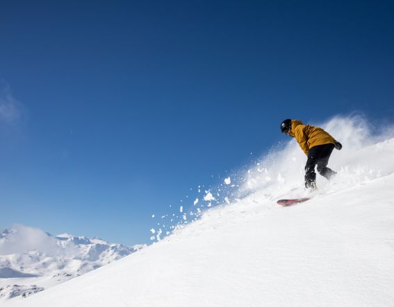 Das Explorer Hotel Zillertal in Kaltenbach in Tirol liegt nur ein paar Minuten vom Skigebiet Hochzillertal entfernt. Die Bergbahn bringt Dich bequem nach oben und Du kannst mit dem Snowboard oder auf Ski Die Skipisten erobern.