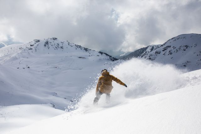 Lyžařské vleky v Tyrolsku a okolí jsou otevřené pro vaši zimní dovolenou. Objevte sjezdovky v okolí Zillertalských, Ötztalských a Kitzbühelských Alp v Rakousku.