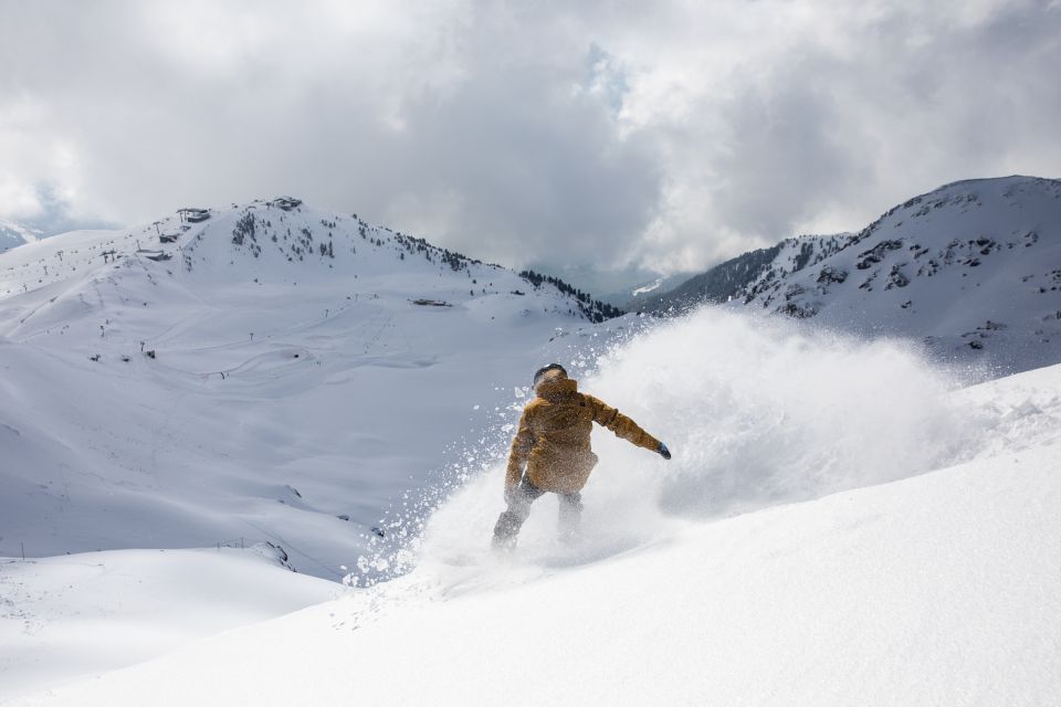 Die Skilifte in und um Tirol haben für Dich in Deinem Winterurlaub ihre Pforten geöffnet. Entdecke die Skipisten rund um das Zillertal, das Ötztal und die Kitzbüheler Alpen in Österreich.