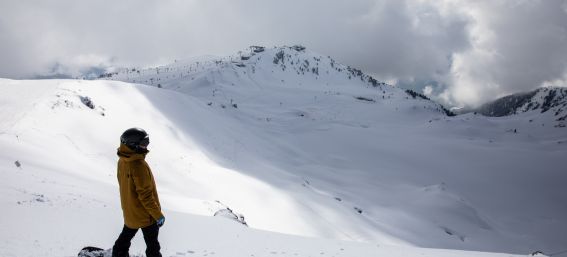 Erobere die besten Skigebiete Österreichs, in Deinem Skiurlaub in den Alpen. Zum Beispiel im Explorer Hotel Zillertal in Kaltenbach in Tirol, mit Design-Zimmer, Frühstücksbuffet und Werkbank sowie Sport Spa mit Sauna.