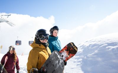 Vorfreude auf einen Winterurlaub in den Alpen mit Freunden