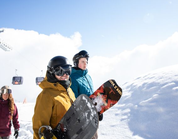 Vorfreude auf einen Winterurlaub in den Alpen mit Freunden