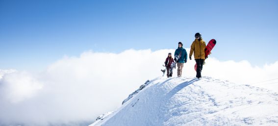 Startklar für Deinen Traumurlaub in den Alpen? Im Explorer Hotel Zillertal hast Du den idealen Ausgangspunkt für Deinen Wintersporturlaub gefunden! Von Deiner Unterkunft bist Du gleich im Skigebiet Hochzillertal-Hochfügen angelangt und kannst die Skipiste runterheizen.