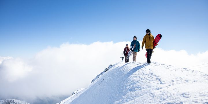 Ein sportlicher Urlaubstag mit dem Snowboard kann starten
