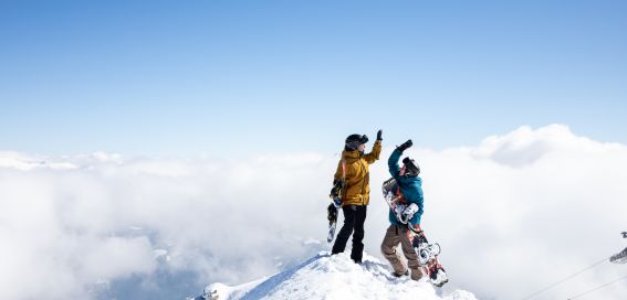 Zusammen neue Berge in den Alpen erklimmen