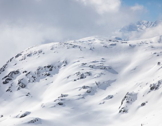 Blick auf die verschneiten Berge der Skipisten in den Alpen