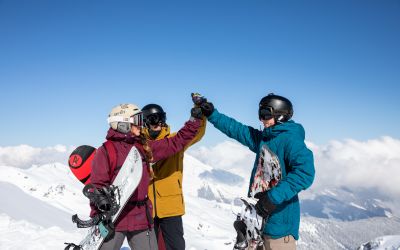 Erlebt Euren ausgiebigen Tag auf der Skipiste in den Bergen in top Alpen-Regionen, zum Beispiel im Allgäu oder in Tirol. Wie wäre es mit dem Explorer Hotel Zillertal in Kaltenbach als Unterkunft? Hier bist Du gleich im Skigebiet Hochzillertal.