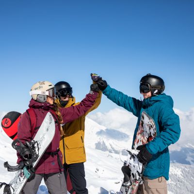 Erlebt Euren ausgiebigen Tag auf der Skipiste in den Bergen in top Alpen-Regionen, zum Beispiel im Allgäu oder in Tirol. Wie wäre es mit dem Explorer Hotel Zillertal in Kaltenbach als Unterkunft? Hier bist Du gleich im Skigebiet Hochzillertal.