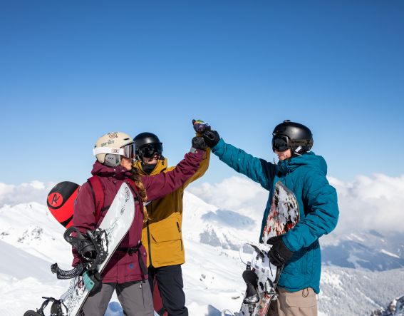Erlebt Euren ausgiebigen Tag auf der Skipiste in den Bergen in top Alpen-Regionen, zum Beispiel im Allgäu oder in Tirol. Wie wäre es mit dem Explorer Hotel Zillertal in Kaltenbach als Unterkunft? Hier bist Du gleich im Skigebiet Hochzillertal.